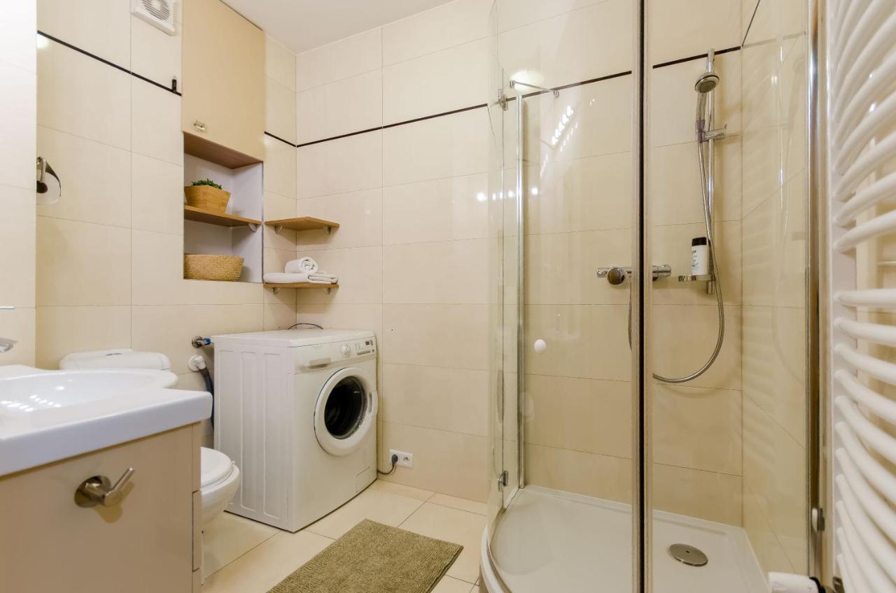Family Apartments - Private Parking Krakow Bagian luar foto